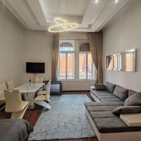 Basilika View Imperial Suite -Sas Street -Need Reservation For Free Parking บูดาเปสต์ ภายนอก รูปภาพ