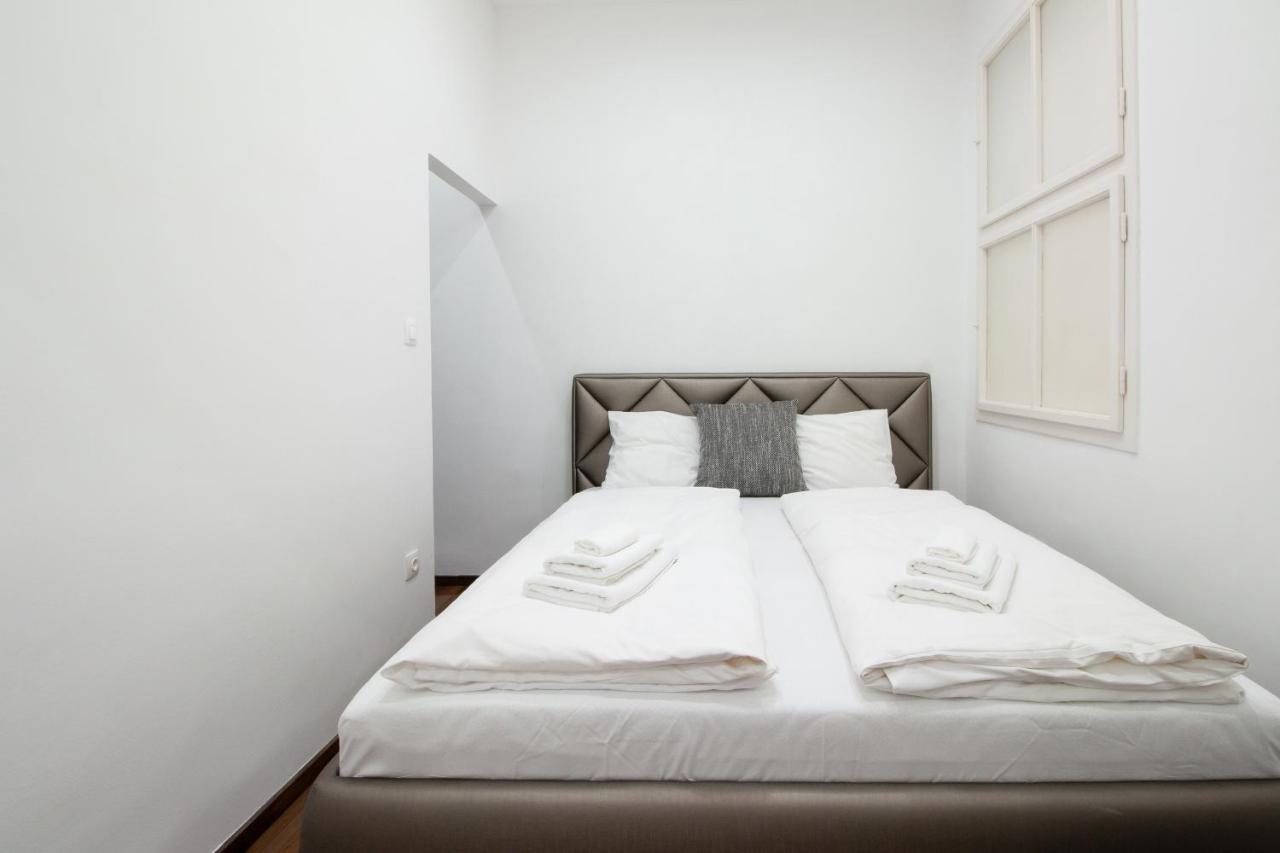 Basilika View Imperial Suite -Sas Street -Need Reservation For Free Parking บูดาเปสต์ ภายนอก รูปภาพ