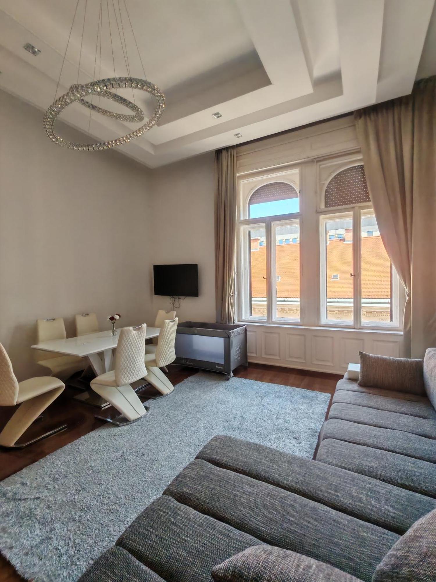 Basilika View Imperial Suite -Sas Street -Need Reservation For Free Parking บูดาเปสต์ ภายนอก รูปภาพ
