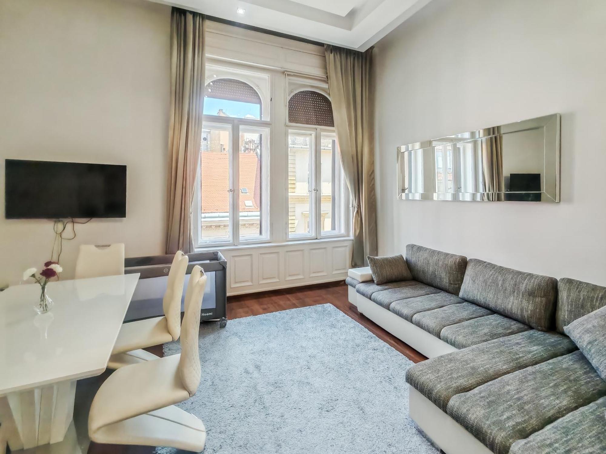 Basilika View Imperial Suite -Sas Street -Need Reservation For Free Parking บูดาเปสต์ ภายนอก รูปภาพ